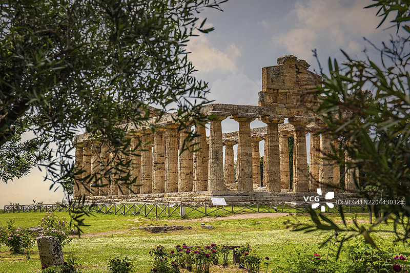 美丽的古老历史中心与遗迹。意大利萨莱诺的佩斯图姆，夕阳下的雅典娜神庙。图片素材