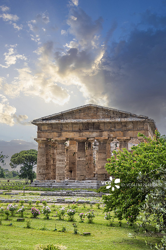 美丽的古老历史中心与遗迹。意大利萨莱诺的佩斯图姆，夕阳下的雅典娜神庙。图片素材