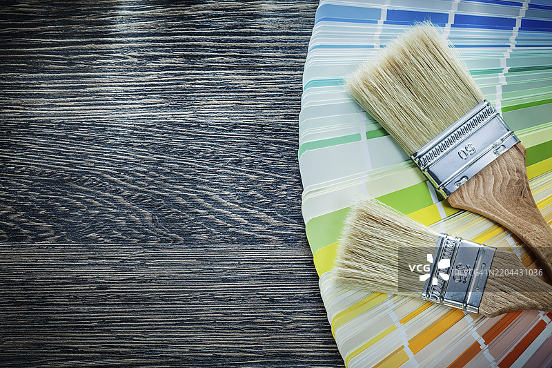 木板上的潘通色卡和画笔图片素材