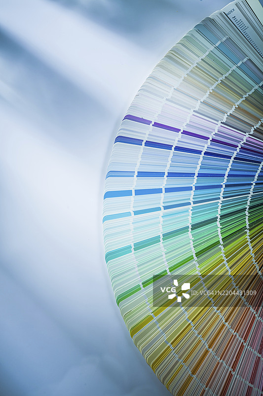 白色表面上的潘通色卡扇形图案俯视图图片素材