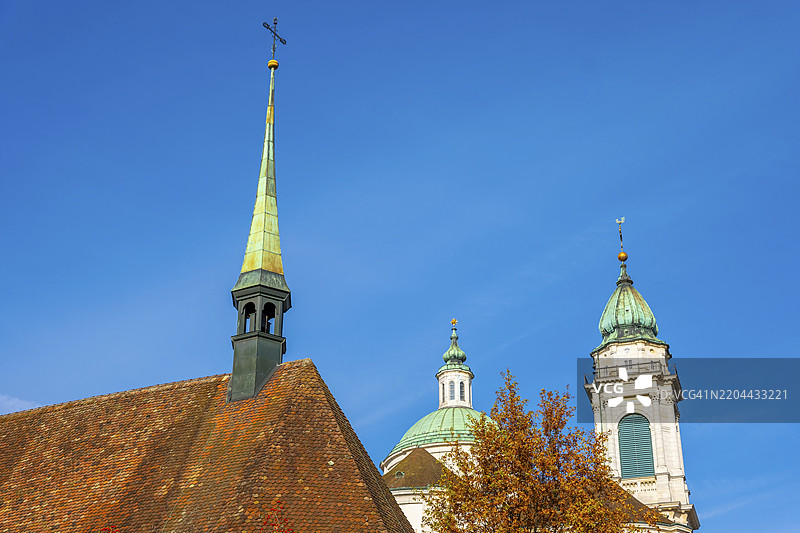 瑞士索洛图恩，索洛图恩州，阳光明媚的秋日下美丽的巴洛克老城和圣乌尔苏斯大教堂塔楼图片素材