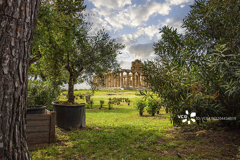 美丽的古老历史中心与遗迹。意大利萨莱诺的佩斯图姆，夕阳下的雅典娜神庙。图片素材