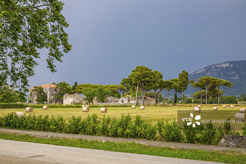 美丽的古老历史中心与遗迹。意大利萨莱诺的佩斯图姆，夕阳下的雅典娜神庙。图片素材