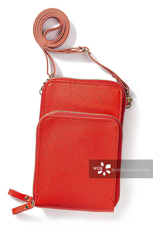 红色小包在白色背景上孤立展示图片素材