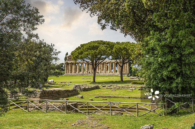 美丽的古老历史中心与遗迹。意大利萨莱诺的佩斯图姆，夕阳下的雅典娜神庙。图片素材