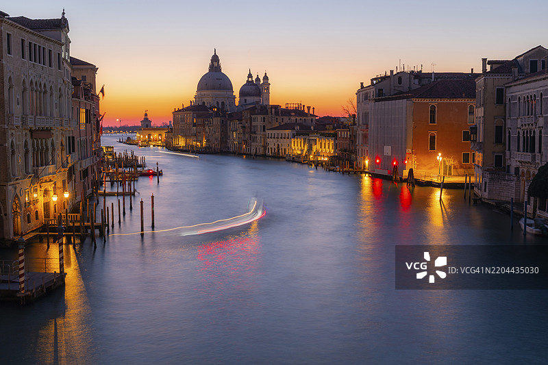 日出前的晨雾气氛，亚卡德米亚桥上的大运河景观，背景是圣玛丽亚德拉萨卢特教堂，长时间曝光，意大利威尼斯，欧洲图片素材