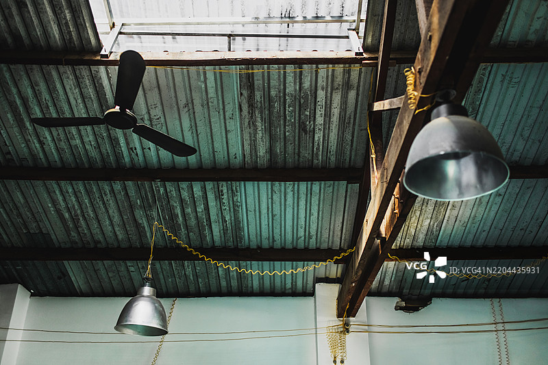 工业建筑内部的简约天花板，配有风扇和灯具图片素材