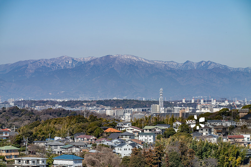 日本神奈川县的雪山和住宅区图片素材