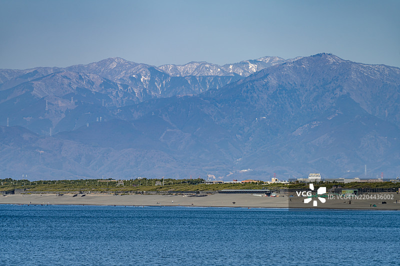 日本神奈川的雪山与晨曦海滩图片素材