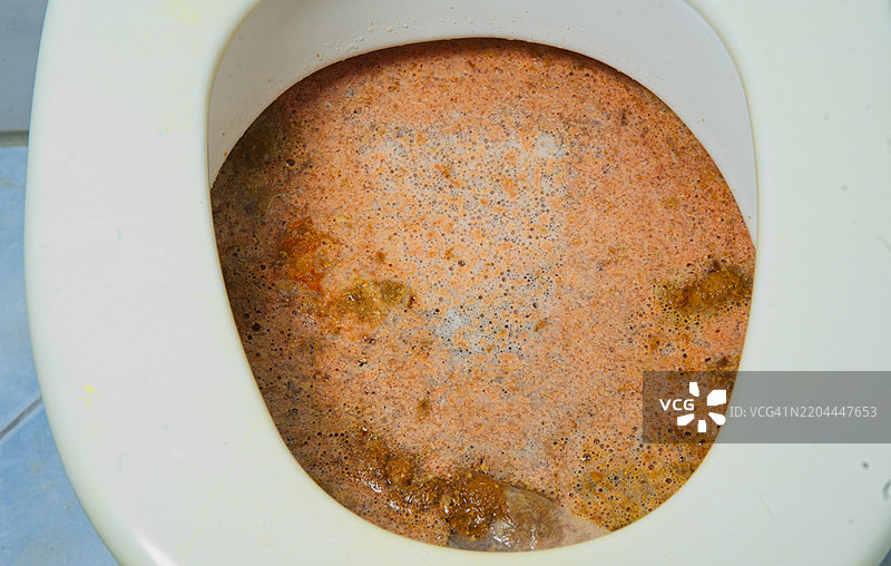 被化学排水疏通剂或清洁液填满的堵塞马桶图片素材