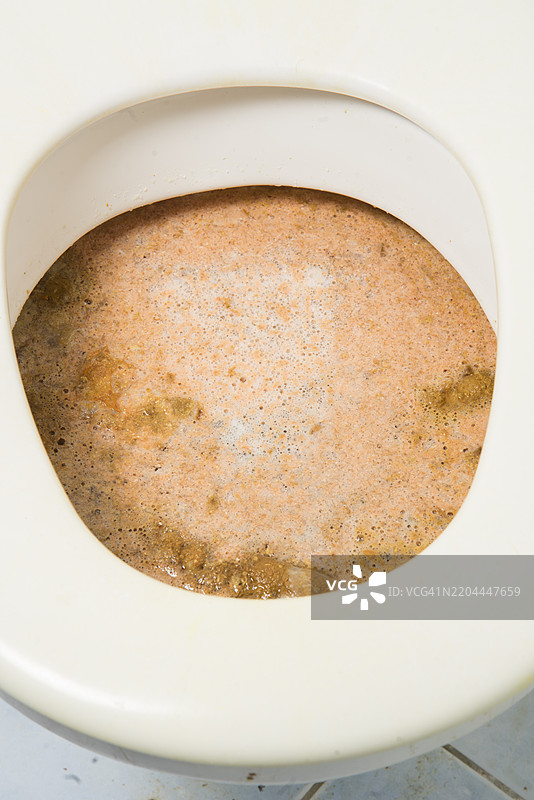 被化学排水疏通剂或清洁液填满的堵塞马桶图片素材