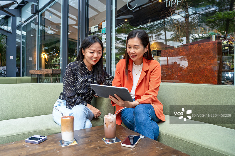 咖啡店里的商务会议图片素材