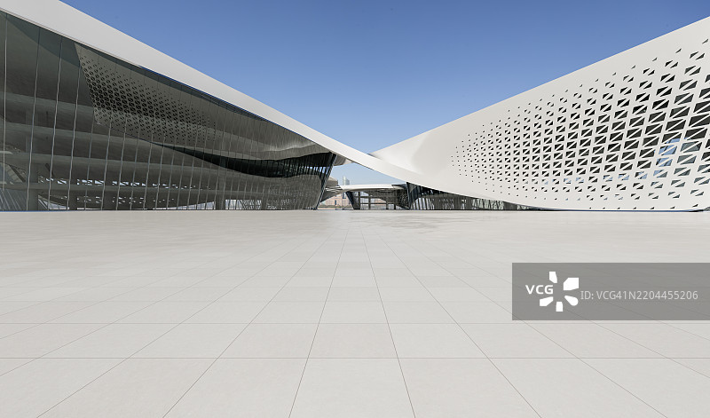 现代曲线建筑外的 marble 地板图片素材