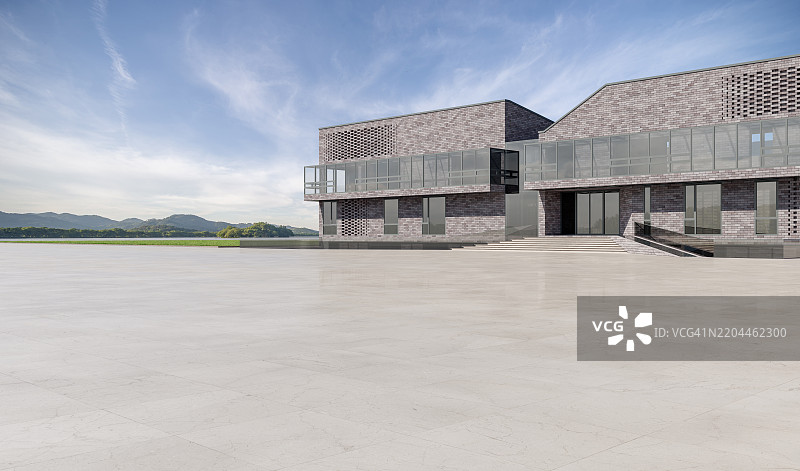 现代建筑前的空旷广场，湖边的砖墙图片素材