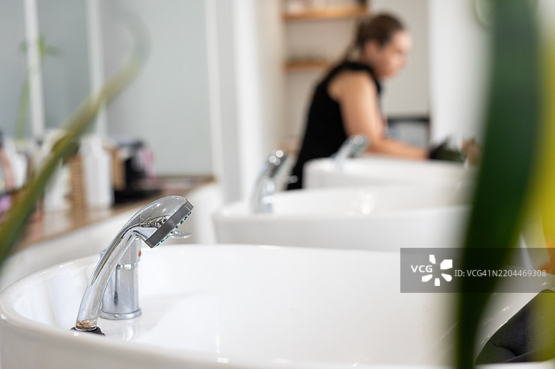 美容院内洗发盆的特写图片素材