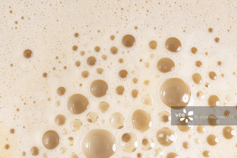 新鲜冲泡咖啡顶部的泡沫特写。图片素材