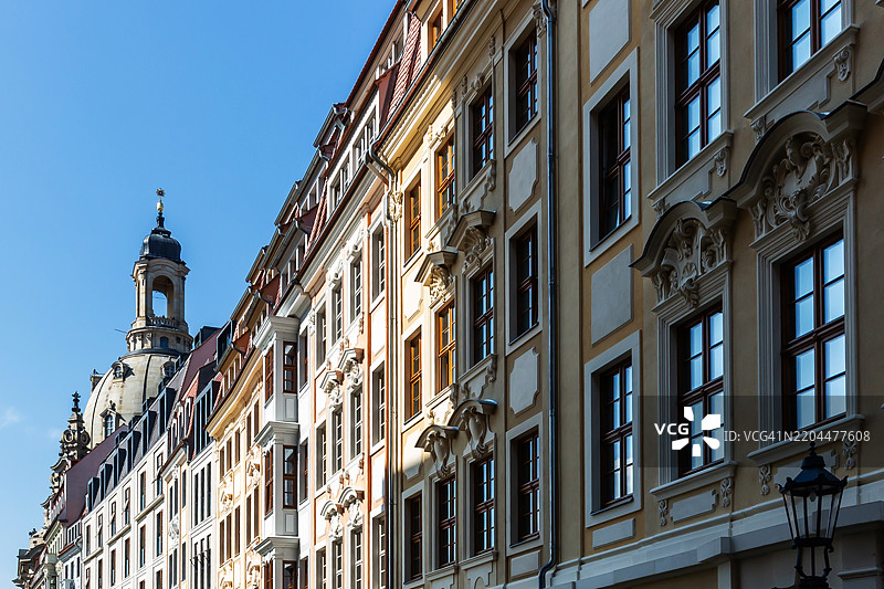 弗劳恩教堂和历史住宅建筑的外立面图片素材