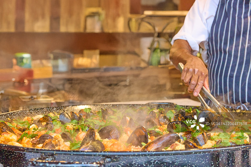 烹饪西班牙海鲜饭图片素材