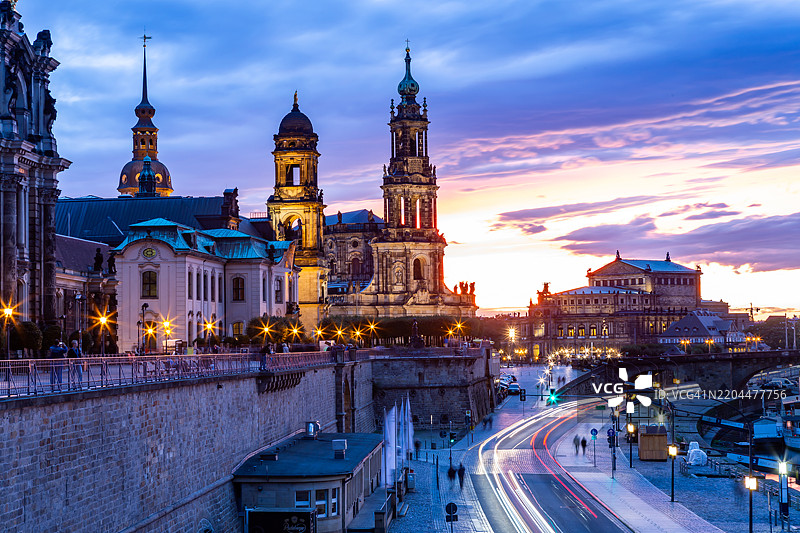 德累斯顿历史天际线，蓝色时刻的城堡、霍夫教堂和塞姆珀歌剧院（萨克森/德国）图片素材