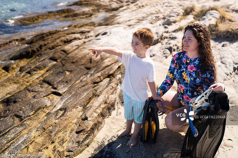 小男孩和他的妈妈一起去潜水图片素材