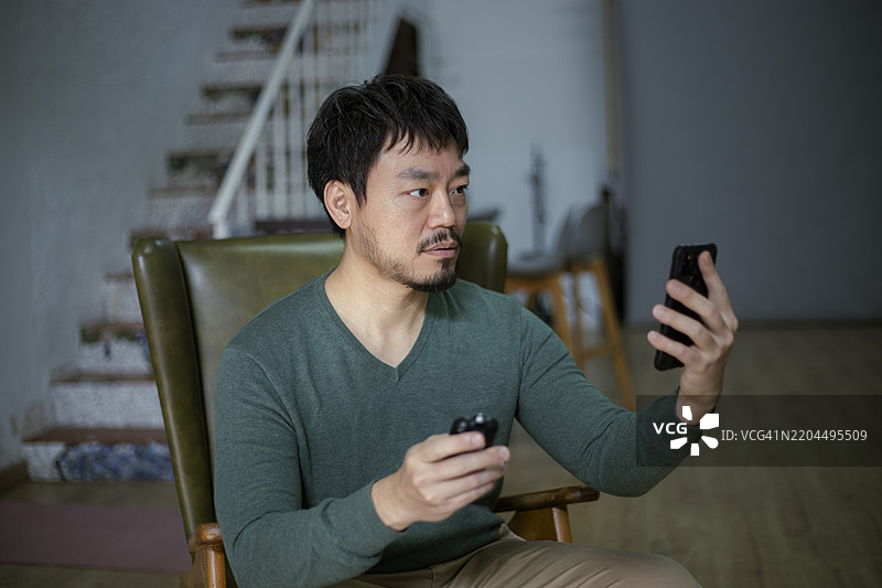 亚洲男性在家中关注健康图片素材