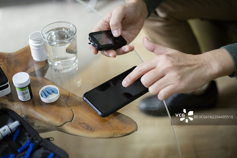 亚洲男性在家中关注健康图片素材