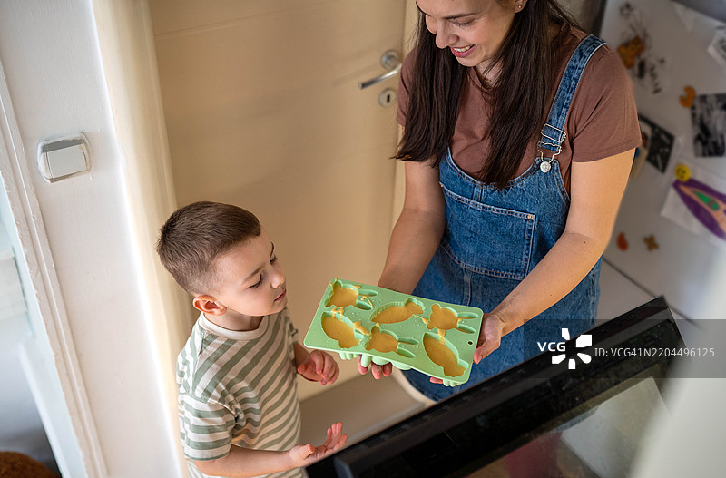 让我们把它们放进烤箱里。图片素材