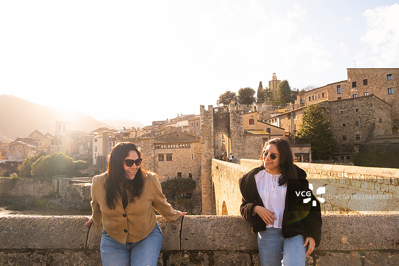 朋友们在阳光明媚的加泰罗尼亚度过冬季假期，游览中世纪小镇图片素材