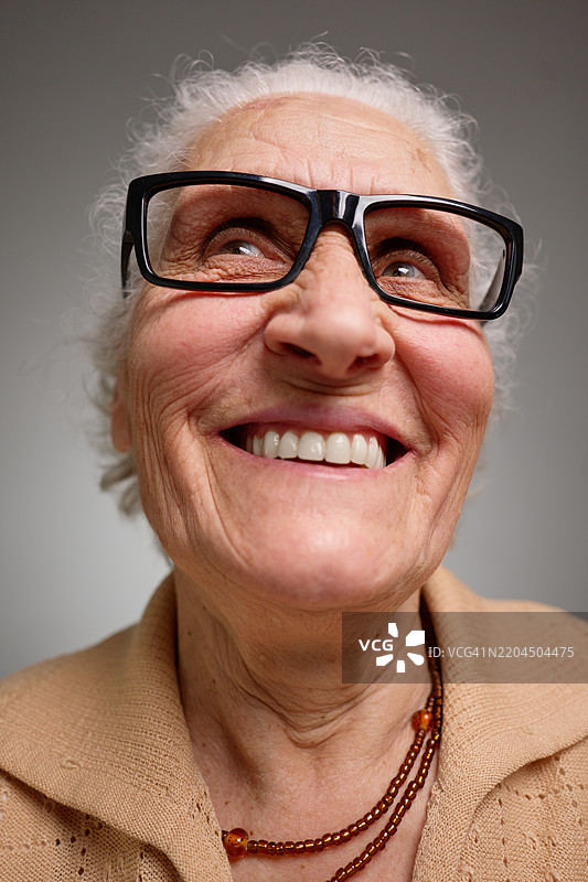 开心的老年女性露出灿烂的笑容图片素材