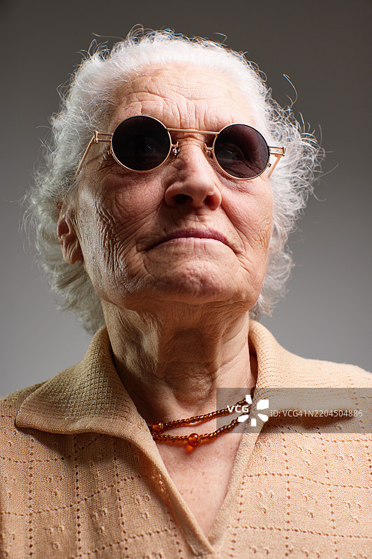 时尚圆形太阳镜的酷炫老年女性图片素材