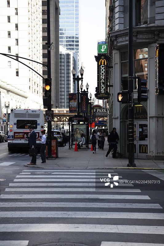 人们在芝加哥市中心的街道上行走图片素材