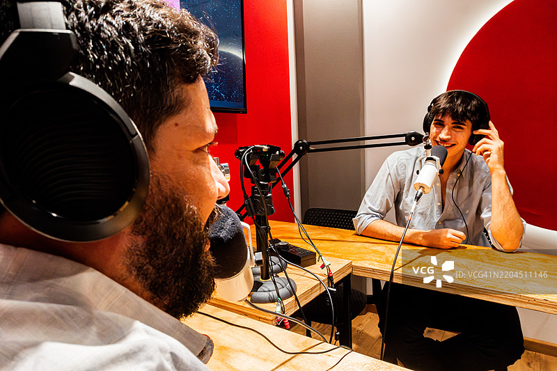 人们在录音室里进行播客讨论图片素材