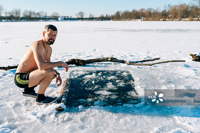 冬季游泳者在冰冻湖面上准备冰泳图片素材