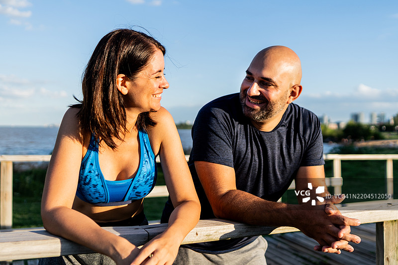 中年夫妇在阿根廷拉普拉塔河畔交谈图片素材