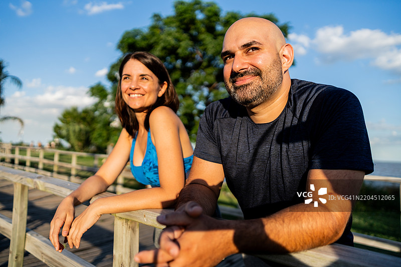 中年夫妇在阿根廷拉普拉塔河旁望向远方图片素材