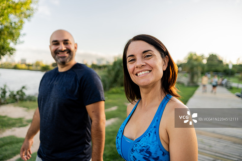 一位中年女性与她的丈夫在阿根廷拉普拉塔河畔的肖像。图片素材