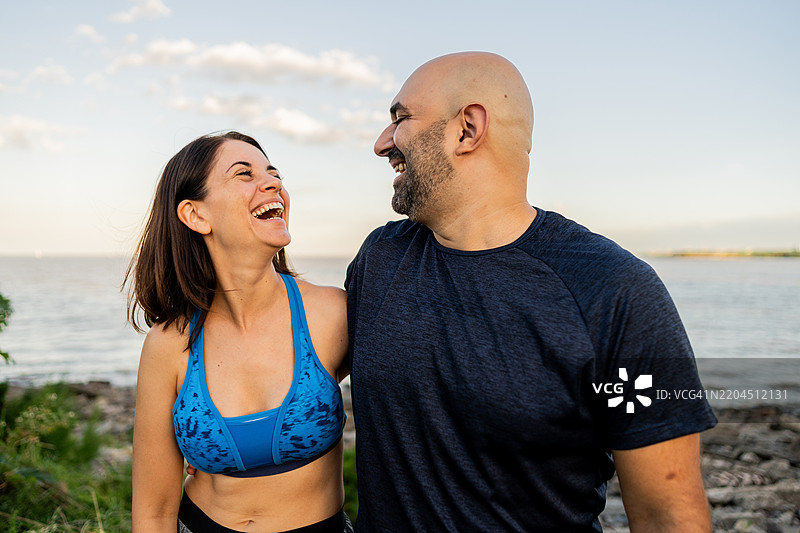 中年夫妇在阿根廷拉普拉塔河畔交谈图片素材