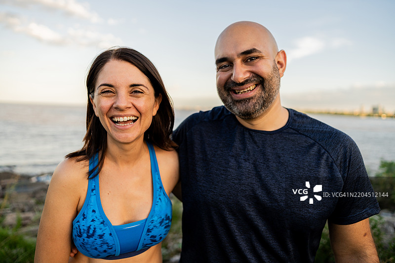 阿根廷拉普拉塔河畔的一对中年夫妇肖像图片素材