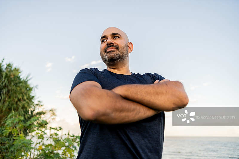 中年男子在阿根廷拉普拉塔河沉思图片素材