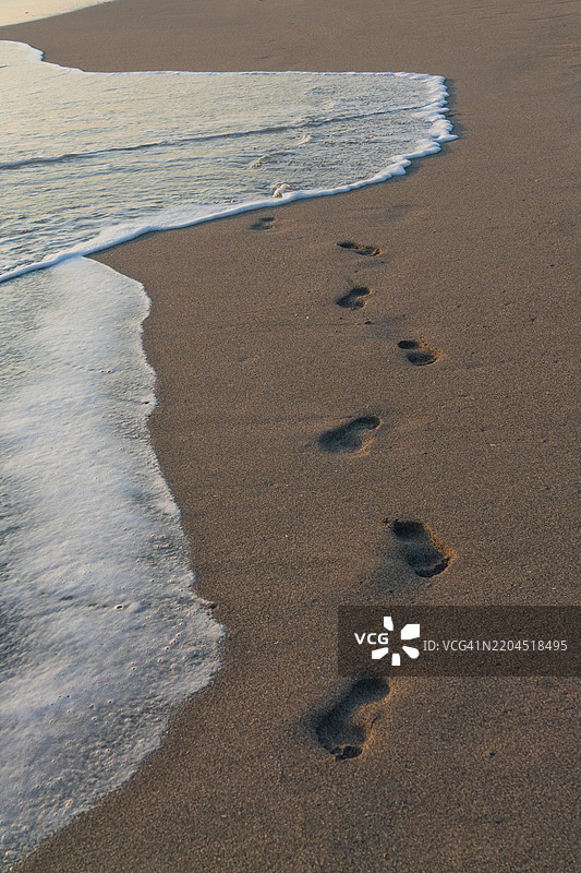 沙滩上的脚印图片素材