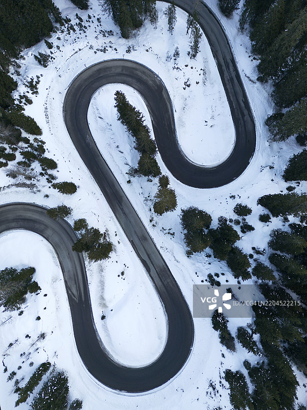 蜿蜒穿过冬季森林图片素材