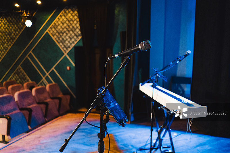 会议室里的麦克风。音乐会概念。图片素材