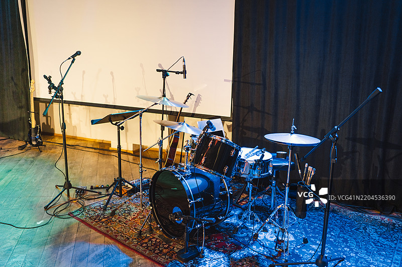 会议室中的麦克风。音乐会概念。图片素材