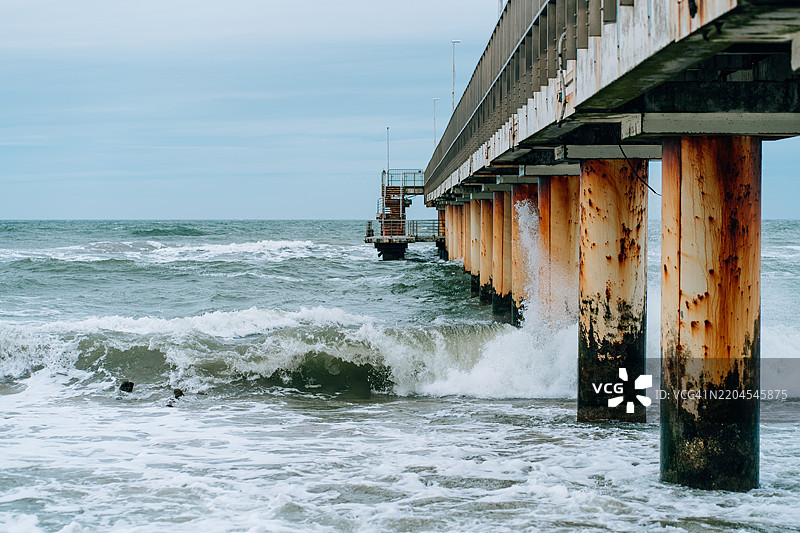 阴天里，海浪在码头下拍打图片素材