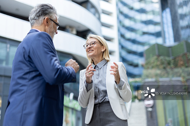 商业伙伴在充满活力的城市空间中分享想法图片素材