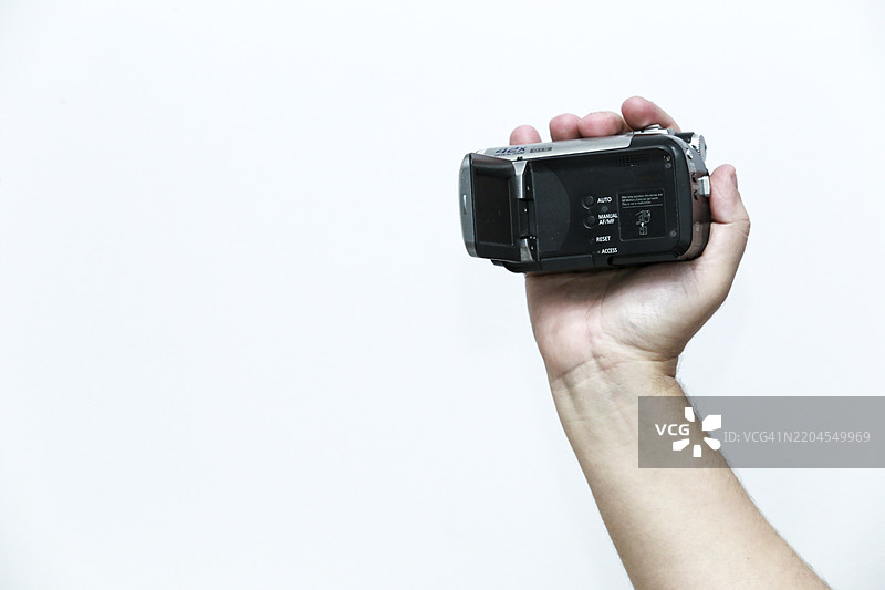 手持旧款数码手持摄像机图片素材