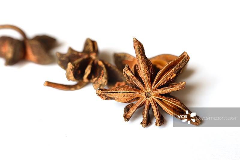 白色背景上的八角茴香图片素材
