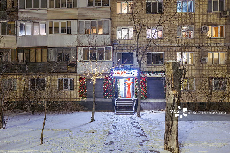 基辅的冬季仙境，节日装饰在三月的寒冷夜晚照亮了社区图片素材