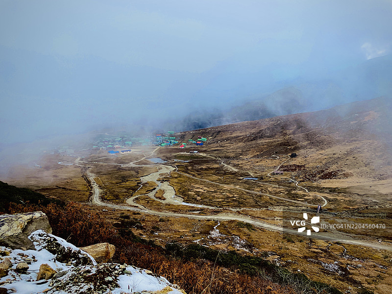 雪覆盖的风景，印度锡金邦甘托克图片素材