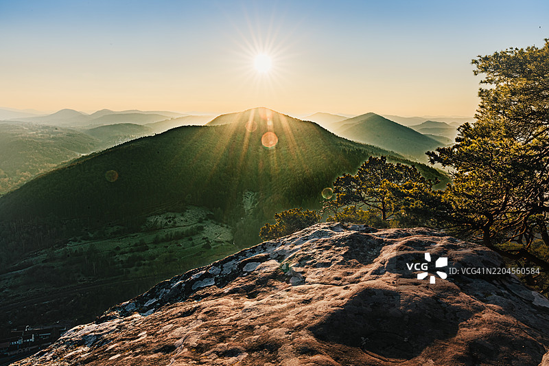 日落时分，德国安维勒尔·阿姆·特里费尔斯的天空与山脉的美丽景色图片素材